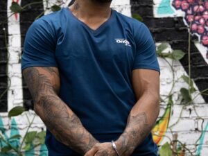 Playera slim fit cuello v